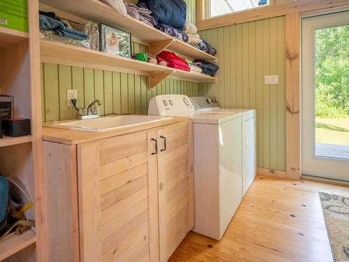 0 Queen Bee Island, District Of Kenora, ON - Indoor Photo Showing Laundry Room