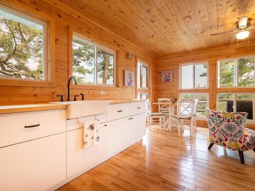 0 Queen Bee Island, District Of Kenora, ON - Indoor Photo Showing Dining Room