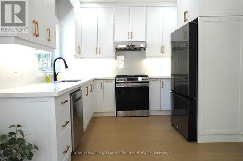 210 Canyon Hill Avenue, Richmond Hill (Westbrook), ON - Indoor Photo Showing Kitchen