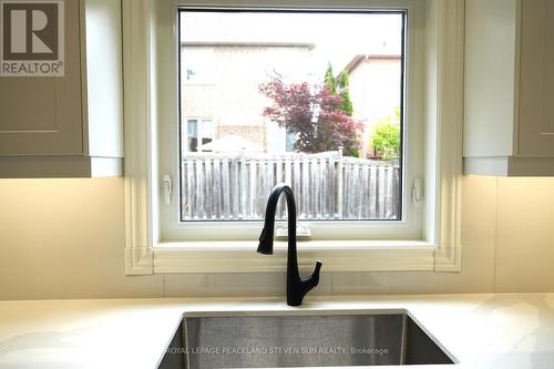 210 Canyon Hill Avenue, Richmond Hill (Westbrook), ON - Indoor Photo Showing Kitchen