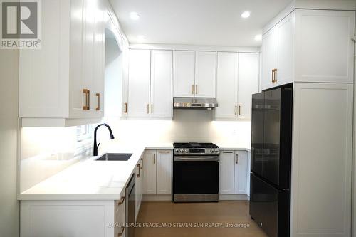 210 Canyon Hill Avenue, Richmond Hill (Westbrook), ON - Indoor Photo Showing Kitchen