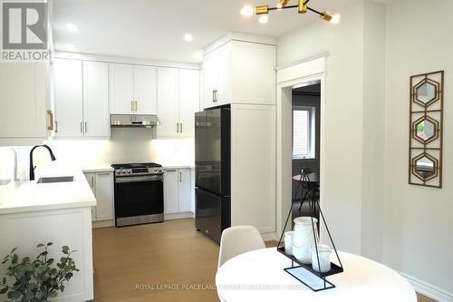 210 Canyon Hill Avenue, Richmond Hill (Westbrook), ON - Indoor Photo Showing Kitchen