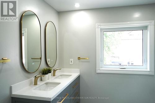 210 Canyon Hill Avenue, Richmond Hill (Westbrook), ON - Indoor Photo Showing Bathroom