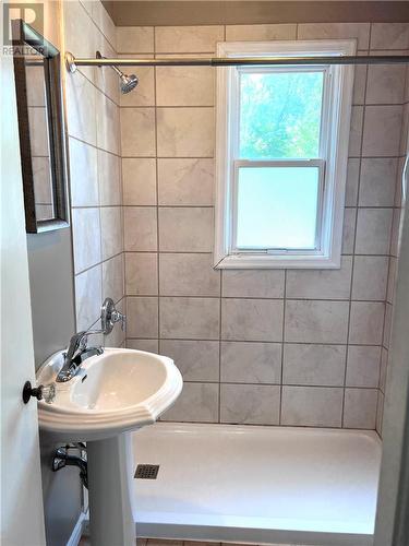 171 Nepahwin Avenue, Sudbury, ON - Indoor Photo Showing Bathroom