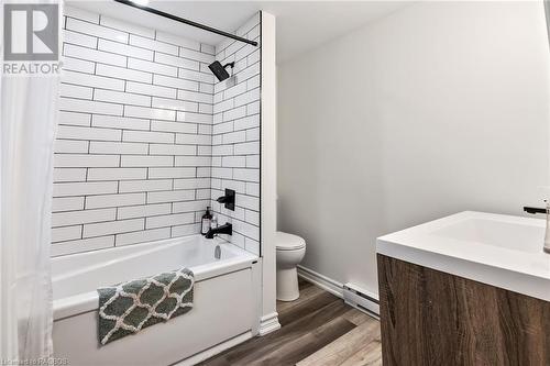 227 12Th Avenue, Hanover, ON - Indoor Photo Showing Bathroom