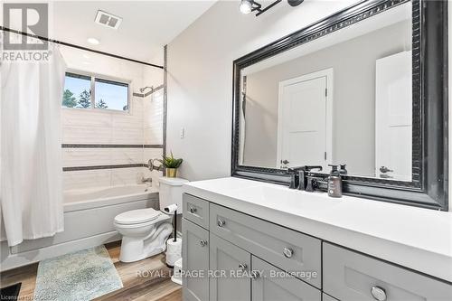 227 12Th Avenue, Hanover, ON - Indoor Photo Showing Bathroom