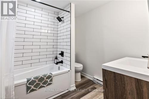 227 12Th Avenue, Hanover, ON - Indoor Photo Showing Bathroom