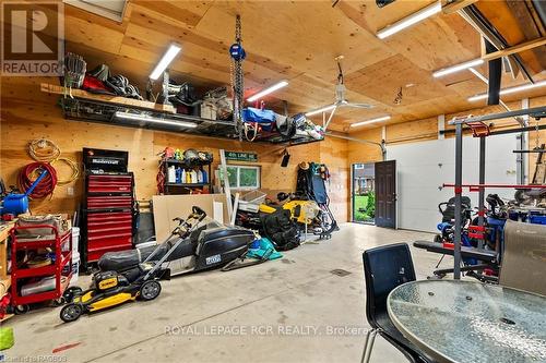 227 12Th Avenue, Hanover, ON - Indoor Photo Showing Garage