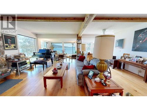 6035 Walnut Road, 100 Mile House, BC - Indoor Photo Showing Living Room