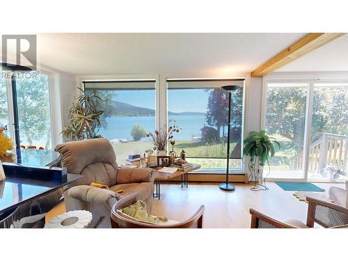 6035 Walnut Road, 100 Mile House, BC - Indoor Photo Showing Living Room