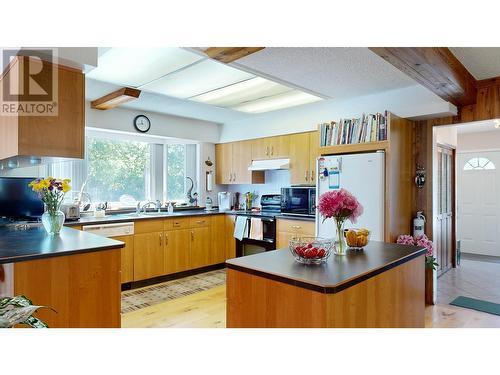 6035 Walnut Road, 100 Mile House, BC - Indoor Photo Showing Kitchen