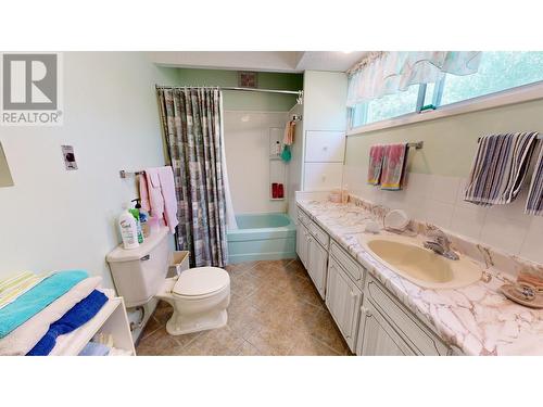 6035 Walnut Road, 100 Mile House, BC - Indoor Photo Showing Bathroom