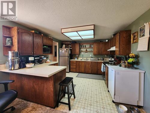 6813 Swelander Road, 100 Mile House, BC - Indoor Photo Showing Kitchen