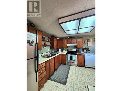 6813 Swelander Road, 100 Mile House, BC - Indoor Photo Showing Kitchen With Double Sink