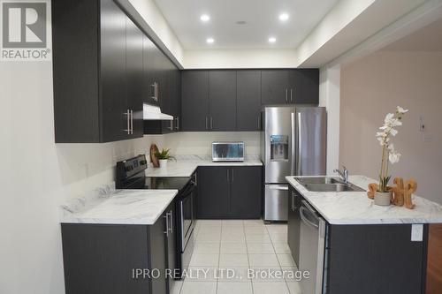 1113 Skyridge Boulevard, Pickering, ON - Indoor Photo Showing Kitchen With Double Sink With Upgraded Kitchen