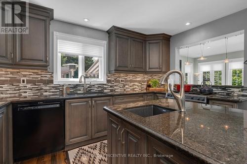 54 Highland Drive, Oro-Medonte (Horseshoe Valley), ON - Indoor Photo Showing Kitchen With Upgraded Kitchen