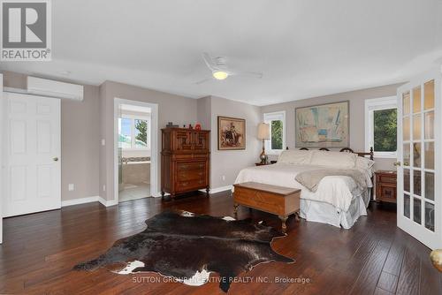 54 Highland Drive, Oro-Medonte (Horseshoe Valley), ON - Indoor Photo Showing Bedroom