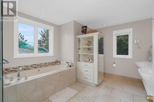 54 Highland Drive, Oro-Medonte (Horseshoe Valley), ON - Indoor Photo Showing Bathroom