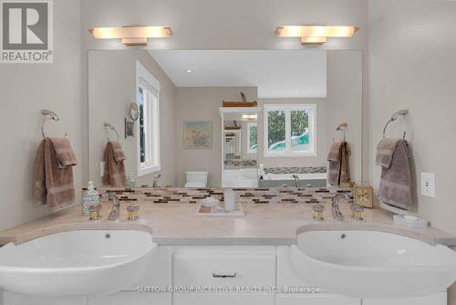 54 Highland Drive, Oro-Medonte (Horseshoe Valley), ON - Indoor Photo Showing Bathroom