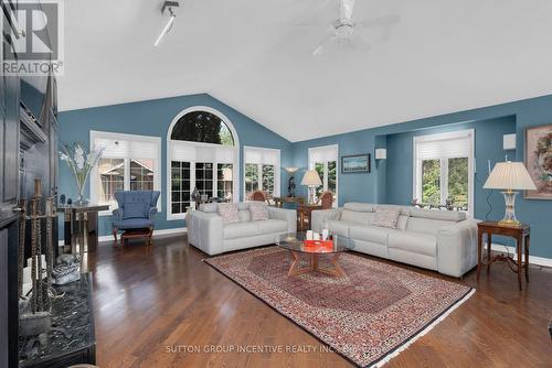 54 Highland Drive, Oro-Medonte (Horseshoe Valley), ON - Indoor Photo Showing Living Room