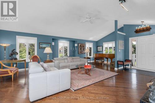 54 Highland Drive, Oro-Medonte (Horseshoe Valley), ON - Indoor Photo Showing Living Room