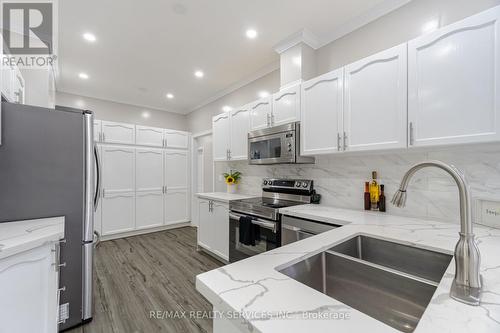 2 Yorkwood Trail, Brampton (Sandringham-Wellington), ON - Indoor Photo Showing Kitchen With Double Sink With Upgraded Kitchen