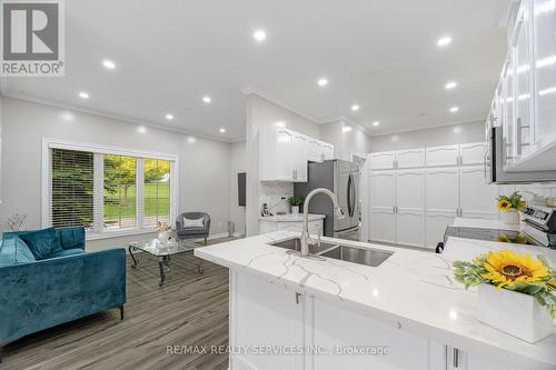 2 Yorkwood Trail, Brampton (Sandringham-Wellington), ON - Indoor Photo Showing Kitchen With Double Sink With Upgraded Kitchen