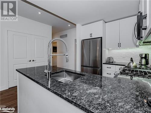 1869 Highway 118 West Unit# Bhv-B203, Muskoka Lakes, ON - Indoor Photo Showing Kitchen With Upgraded Kitchen