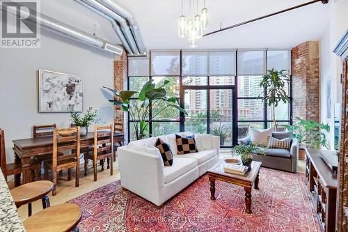 409 - 43 Hanna Avenue, Toronto (Niagara), ON - Indoor Photo Showing Living Room