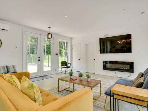 Living room - 10 Rue Du Denali, La Conception, QC - Indoor Photo Showing Living Room With Fireplace