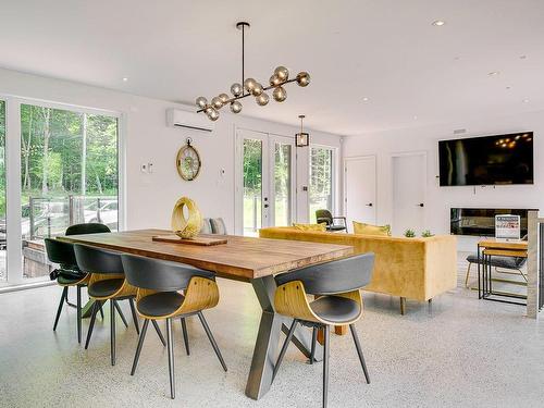 Vue d'ensemble - 10 Rue Du Denali, La Conception, QC - Indoor Photo Showing Dining Room With Fireplace