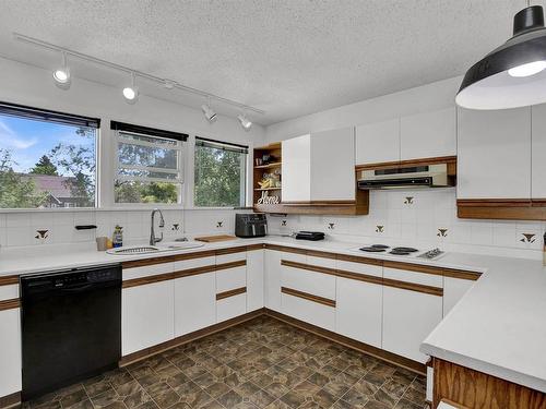 38 Farrand Street, Thunder Bay, ON - Indoor Photo Showing Kitchen