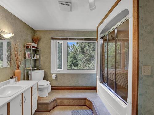 38 Farrand Street, Thunder Bay, ON - Indoor Photo Showing Bathroom