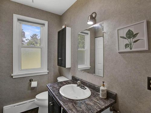 38 Farrand Street, Thunder Bay, ON - Indoor Photo Showing Bathroom