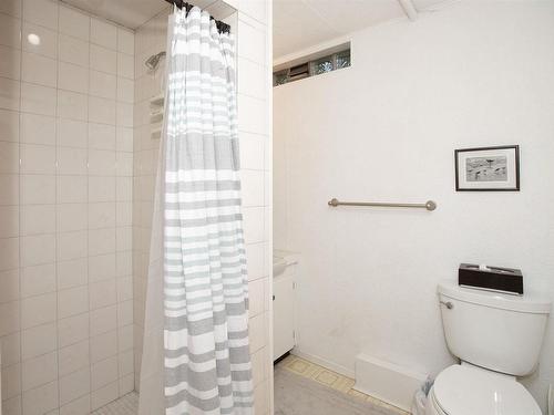 38 Farrand Street, Thunder Bay, ON - Indoor Photo Showing Bathroom