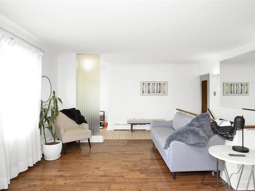 38 Farrand Street, Thunder Bay, ON - Indoor Photo Showing Living Room