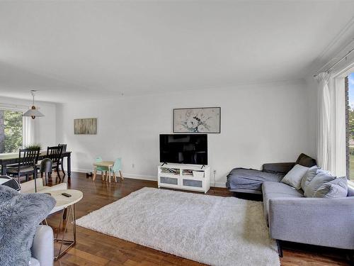 38 Farrand Street, Thunder Bay, ON - Indoor Photo Showing Living Room