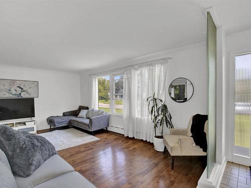 38 Farrand Street, Thunder Bay, ON - Indoor Photo Showing Living Room