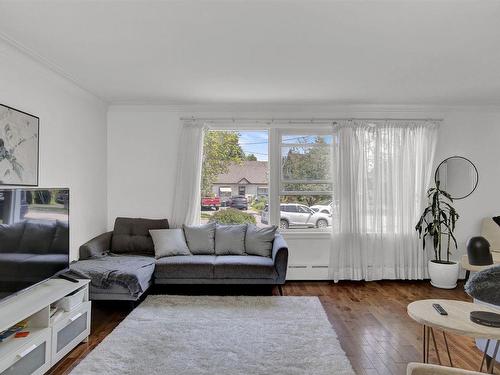 38 Farrand Street, Thunder Bay, ON - Indoor Photo Showing Living Room