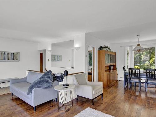 38 Farrand Street, Thunder Bay, ON - Indoor Photo Showing Living Room