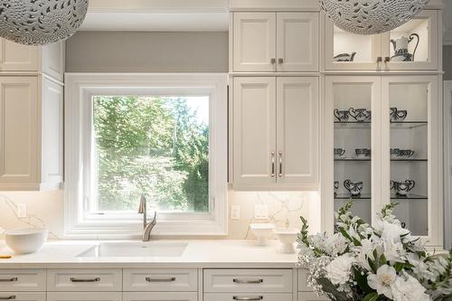 389 Belvenia Road, Burlington, ON - Indoor Photo Showing Kitchen