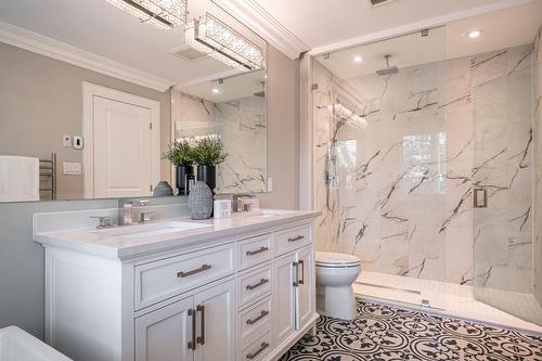 389 Belvenia Road, Burlington, ON - Indoor Photo Showing Bathroom