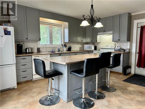 403 7Th Avenue, Hanover, ON - Indoor Photo Showing Kitchen