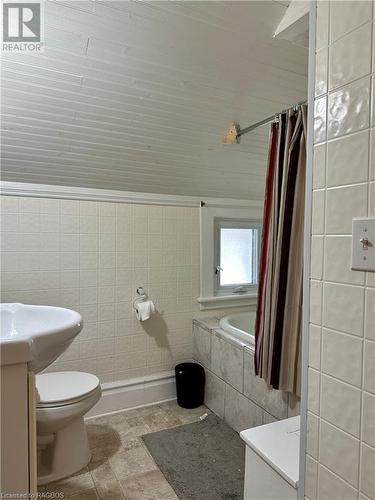 403 7Th Avenue, Hanover, ON - Indoor Photo Showing Bathroom