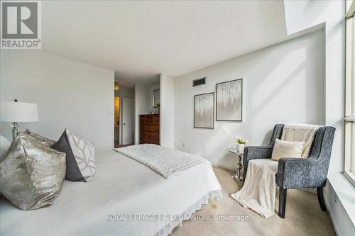 605 - 20 Southport Street, Toronto (High Park-Swansea), ON - Indoor Photo Showing Bedroom