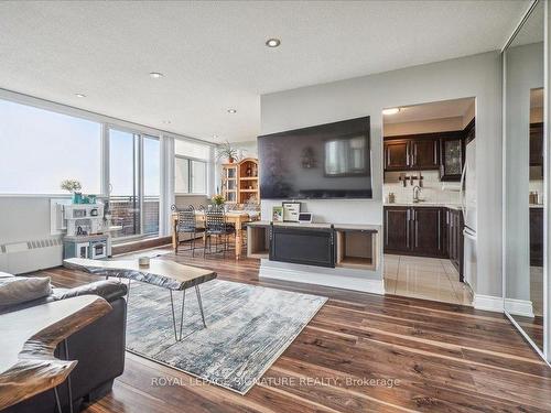 1001-2301 Derry Rd W, Mississauga, ON - Indoor Photo Showing Living Room