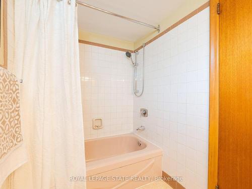 185 Nugent Dr, Hamilton, ON - Indoor Photo Showing Bathroom