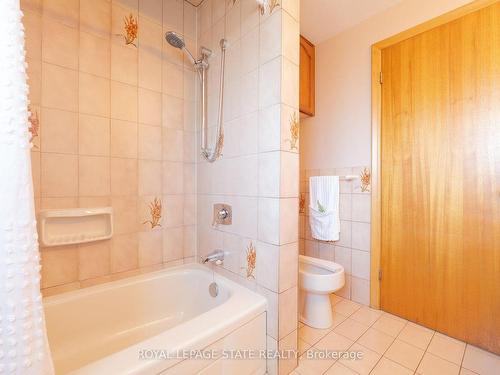 185 Nugent Dr, Hamilton, ON - Indoor Photo Showing Bathroom