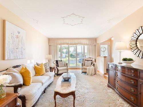 185 Nugent Dr, Hamilton, ON - Indoor Photo Showing Living Room