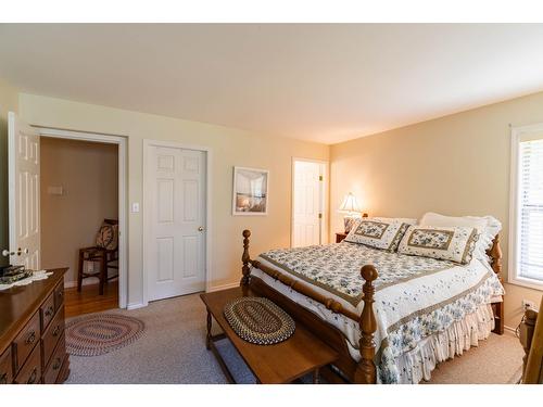 5244 Highway 3A, Nelson, BC - Indoor Photo Showing Bedroom